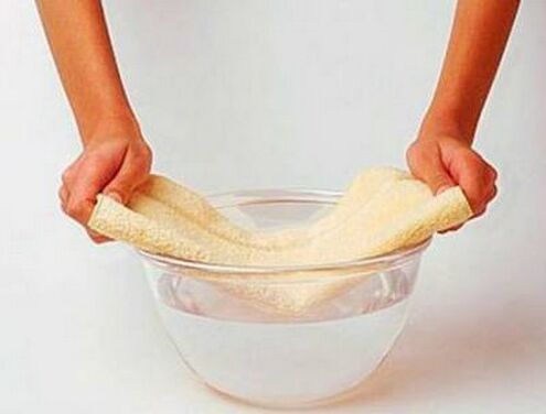 Kain dibasahkan di dalam air suam