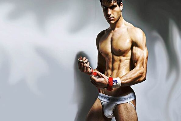 lelaki seksi yang membesarkan zakarnya dengan pantas